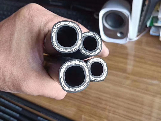 高壓鋼絲編（biān）織光麵膠管